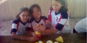 Alumnas de primaria exprimiendo limones en La Albulquería