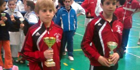 Alfie Bannister y José Miguel Quesada sostienen sus trofeos