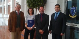 Pedro Benzal posa junto al Director y a otros miembros del profesorado de MIT School en la entrada del colegio