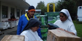 Carlos de la Fuente descarga material donado a las Hermanas del Buen Samaritano en Chile