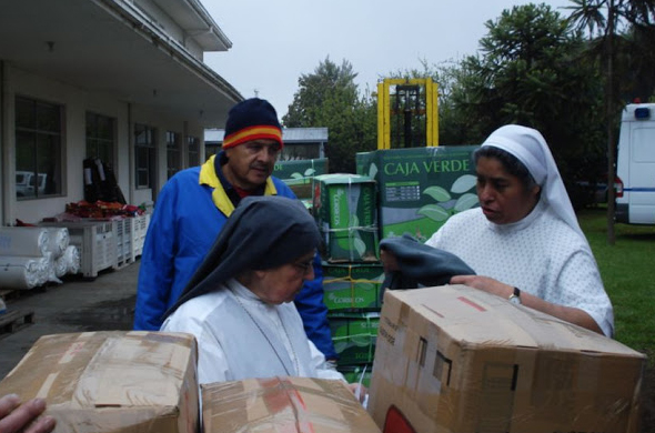 Carlos de la Fuente descarga material donado a las Hermanas del Buen Samaritano en Chile