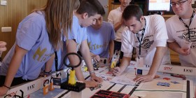 Alumnos del equipo Mitronics, de MIT School, durante el FTC 2013