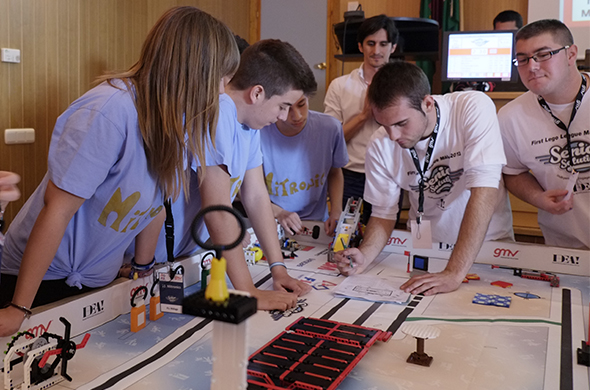 Alumnos del equipo Mitronics, de MIT School, durante el FTC 2013