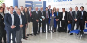 El alcalde de Málaga, Francisco de la Torre, junto a los representantes de las empresas BIC Euronova