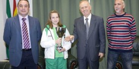 La karateka Jessica Moreno recibiendo reconocimiento municipal tras haberse proclamado campeona de España de Kata en 2009 