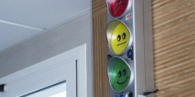 El semáforo situado en el comedor de MIT School