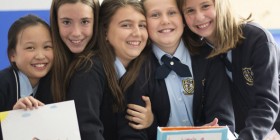 Algunas de las alumnas de Diseño Gráfico al final de la clase