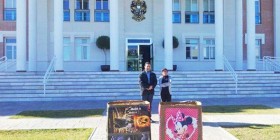 Las dos cajas de alimentos y ropa que se llenaron en MIT School