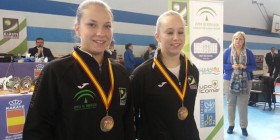 Margarita Morata y Jéssica Moreno posan con sus medallas
