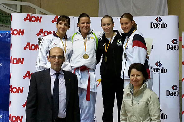 El equipo femenino de kumite con el bronce