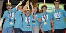 El equipo de MIT School posa con su trofeo en la fase clasificatoria del FLL 2014