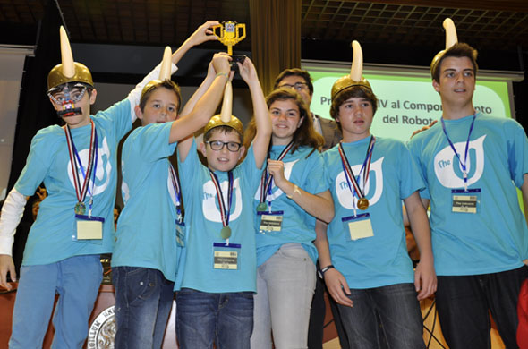 El equipo de MIT School posa con su trofeo en la fase clasificatoria del FLL 2014