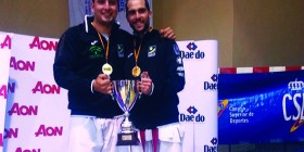 Víctor Pérez y su compañero de equipo posan con la copa