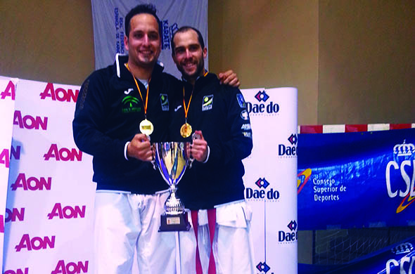 Víctor Pérez y su compañero de equipo posan con la copa