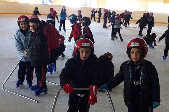 Alumnos de los primeros cursos de Primaria disfrutan en la pista de patinaje sobre hielo