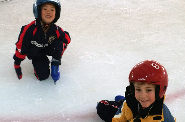 Alumnos de los primeros cursos de Primaria disfrutan en la pista de patinaje sobre hielo