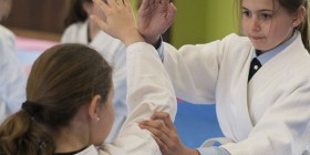 Dos alumnas de MIT School entrenando en clase de Aikido