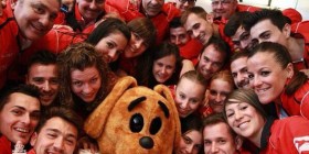 La Selección Española de Kárate posa con la mascota del equipo