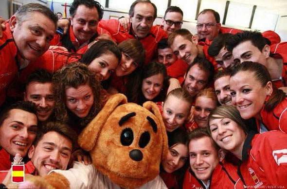 La Selección Española de Kárate posa con la mascota del equipo