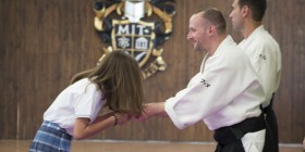 Stephane Goffín hace entrega de su cartilla a una alumna de MIT School