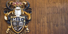 Escudo de MIT School