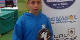 José Miguel Quesada posa con uno de sus últimos trofeos
