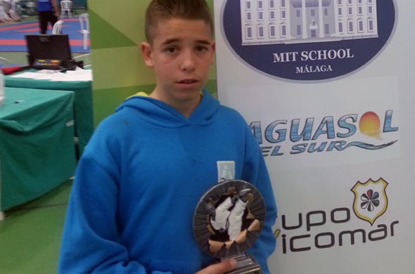 José Miguel Quesada posa con uno de sus últimos trofeos