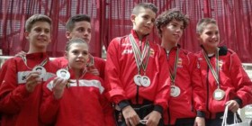 José Miguel Quesada posa con su medalla de oro junto a otros campeones