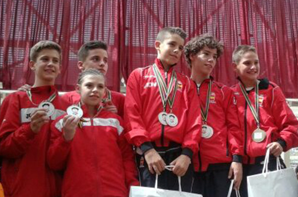 José Miguel Quesada posa con su medalla de oro junto a otros campeones