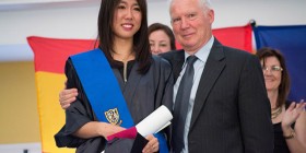La alumna de MIT School Keity Xia, emocionada durante su graduación