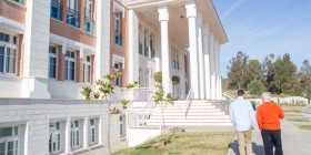 Detalle de la fachada de MIT School Málaga