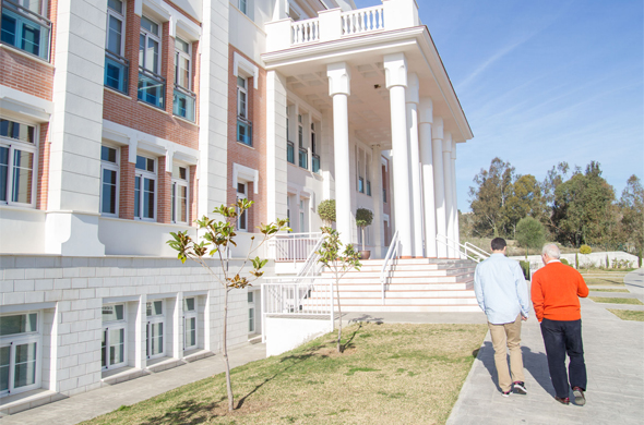 Detalle de la fachada de MIT School Málaga