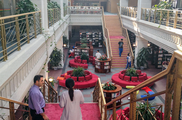 Javier Díaz Cabrera, titular de MIT School, en el Instituto chino Niulangshan.