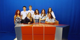 Algunos alumnos de MIT School en el plató de televisión de la Facultad de Comunicación de la UMA