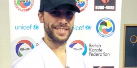 Victor Pérez, profesor de MIT School Málaga, muestra su trofeo en el Open British de Kárate 2014