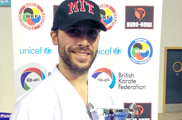 Victor Pérez, profesor de MIT School Málaga, muestra su trofeo en el Open British de Kárate 2014