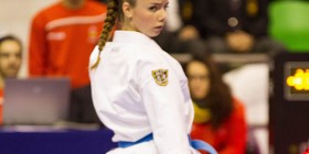 La alumna de MIT School Málaga Jessica Moreno en una competición de kárate