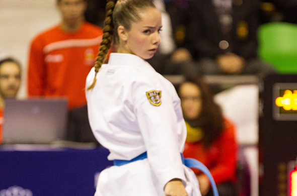La alumna de MIT School Málaga Jessica Moreno en una competición de kárate