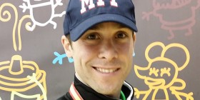 El profesor Víctor Pérez posa con una de las medallas conseguidas en en el Campeonato de Kárate celebrado en Guadalajara