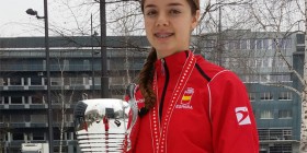 La alumna de MIT School Málaga Marta Vega posa con su trofeo en Zurich