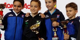 El alumno de MIT School Mateo Cabello posa con su trofeo en el Campeonato de España de Kárate