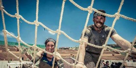 Varios miembros de la comunidad educativa de MIT posan con sus medallas de la Spartan Race 2015
