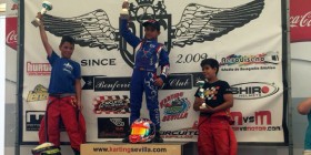 Yeray Vaello Luque posa con su premio