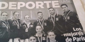 Alumnos y alumnas de MIT School posan con sus medallas en Diario SUR