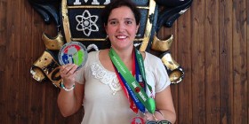 Ms. Verónica posa con sus tres medallas de Spartan Race