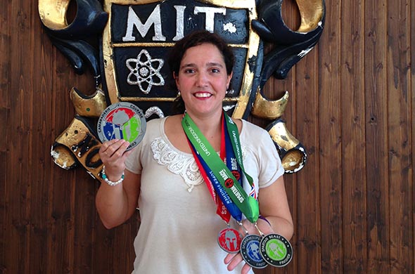 Ms. Verónica posa con sus tres medallas de Spartan Race