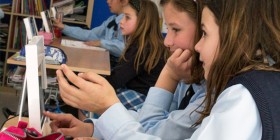 Estudiantes de MIT School utilizando sus tablets