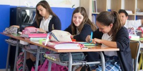 Alumnas de secundaria trabajando en equipo en MIT School