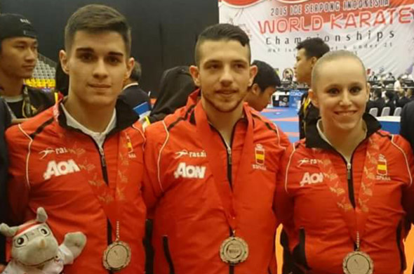 Antonio García, en medio, y Margarita Morata, posan con sus medallas