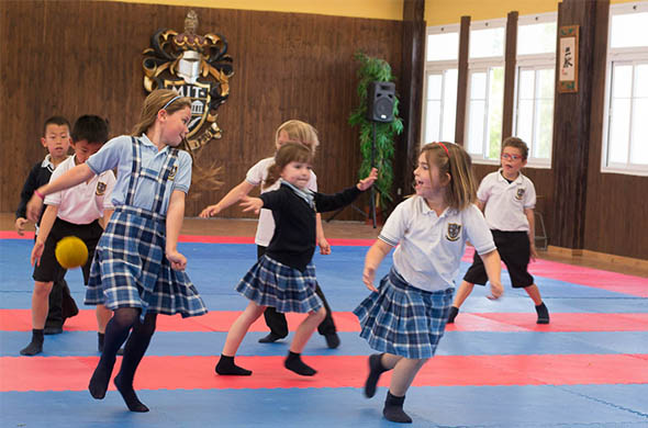 Alumnos/as de MIT School Málaga practicando deporte en el dojo